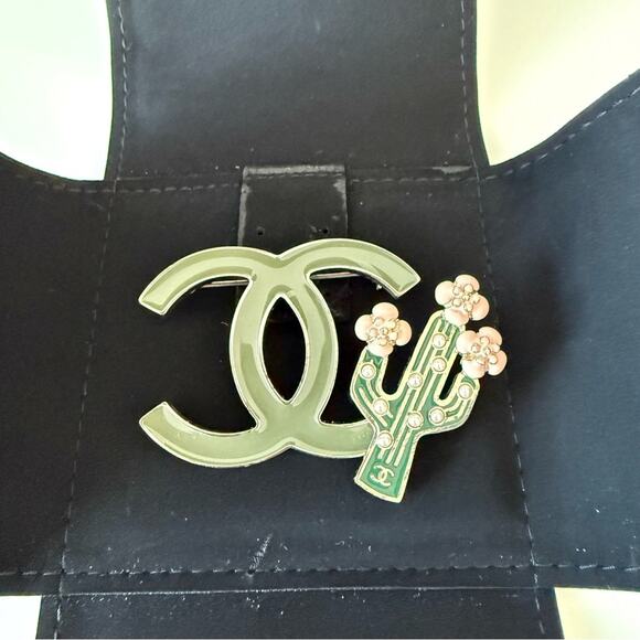 CHANEL pin/brooch with cactus Authentic Retail 1200$ - Picture 5 of 7
